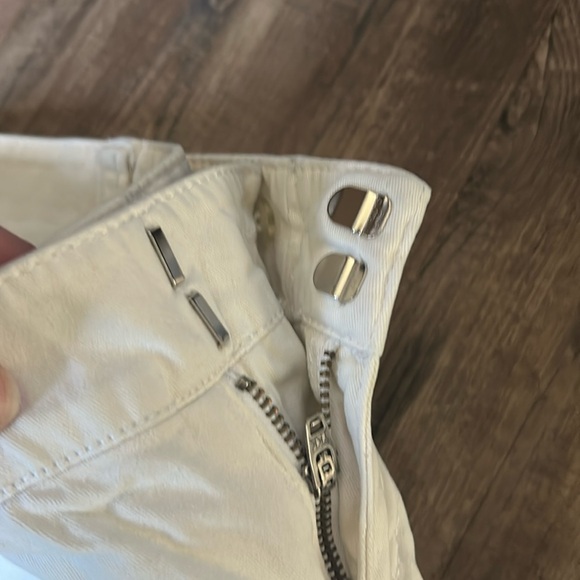 🪷 5/$10 🪷 white Shorts in great condition - Picture 4 of 4